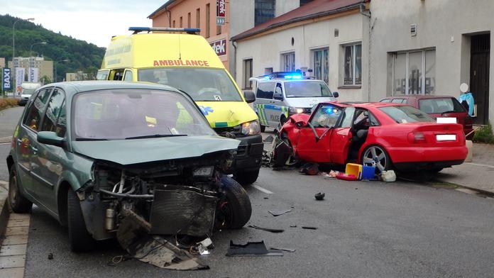 V centru Náchoda se čelně srazila auta, zraněné museli vystříhat