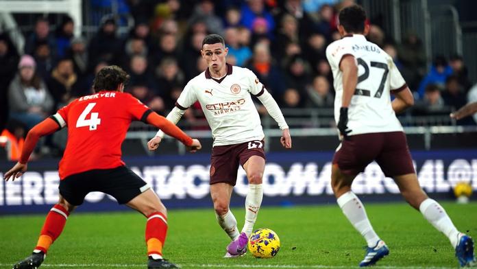 City otočilo duel s Lutonem. West Ham dostal výprask od Fulhamu