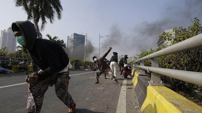 Masivní protesty v Jakartě! Střety s policií si vyžádaly lidské životy