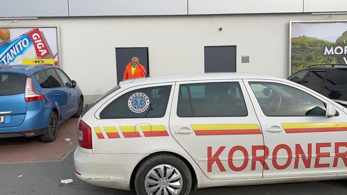 V Lidlu u Prahy leželo tělo, na místo okamžitě vyrazila policie!