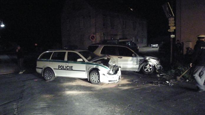 NEHODA POLICISTŮ: Octavia se srazila s mercedesem!