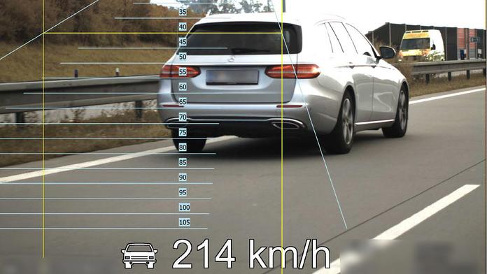 Po D1 se řítil dvoustovkou s mobilem v ruce. Policie zrovna měla zátah