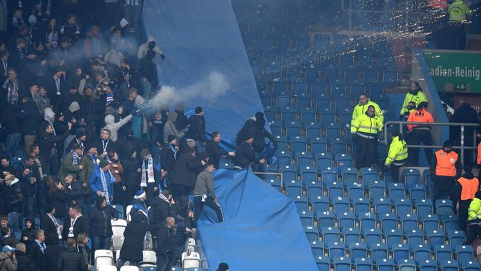 Výtržnosti při fotbale v Rostocku. Kluby se vzájemně obviňují