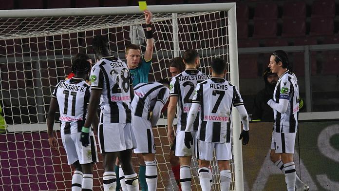 Spor o penaltu. Hráč Udinese ji kopal navzdory trenérovi, pak byl vystřídán