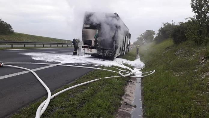 U Prahy vzplál autobus! Čtyři lidé byli převezeni do nemocnice