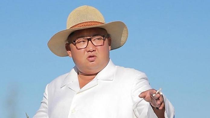 Kim si potrpí na luxusní cigarety. Běžný člověk by na krabičku dřel rok