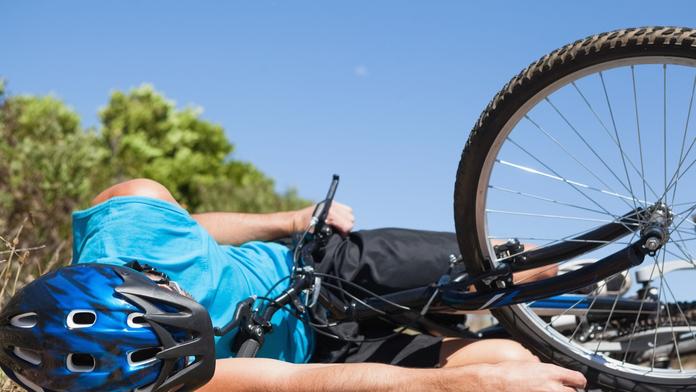 Dramatická záchrana zraněného cyklisty. Museli ho oživovat, je v kritickém stavu