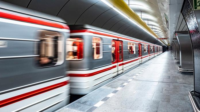 Technická závada ochromila pražské metro. Provoz stál v několika úsecích