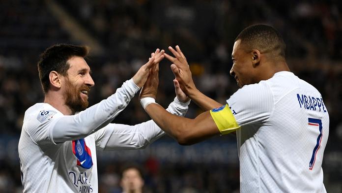 Lionel Messi a Kylian Mbappé slaví gól PSG