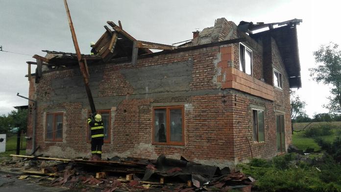 Náchodskem se prohnala větrná smršť, poškodila desítky domů!
