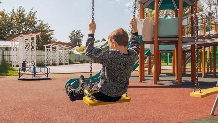 Hrozivý objev na dětském hřišti. Při úklidu tam našli lidské kosti