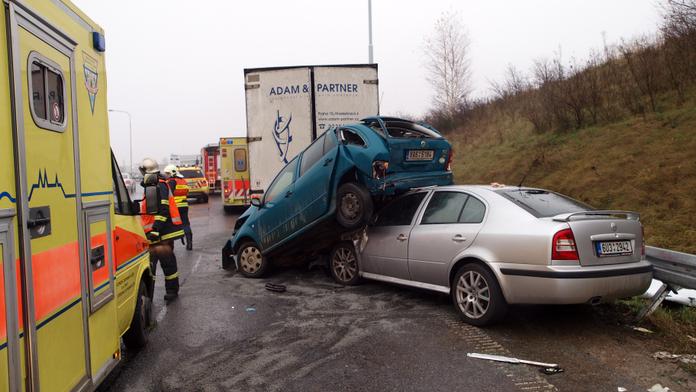 Řidič projel stopku, auta ho sestřelila z obou stran