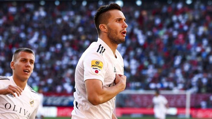 Slavící fotbalista Čukarički Luka Adžič