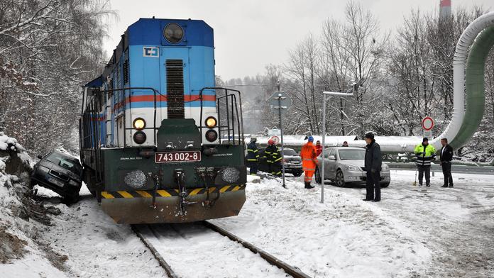 Vlak smetl auto z přejezdu, trať na Brněnsku stála