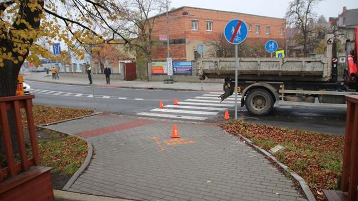 Do uší si dal sluchátka, nakráčel přímo do jedoucího náklaďáku