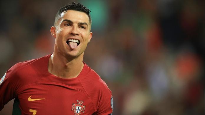 Fenomenální Ronaldo. Při nástupu pomohl holčičce, pak sestřelil Irsko