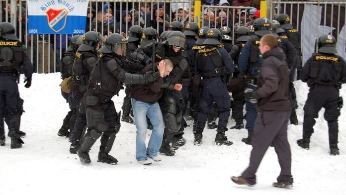 BRUTÁLNÍ RVAČKA! Baníkovci mlátili policisty! Zastavila je STŘELBA!