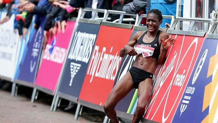 Maratonské utrpení. Běžkyně se zhroutila, přesto cíle dosáhla