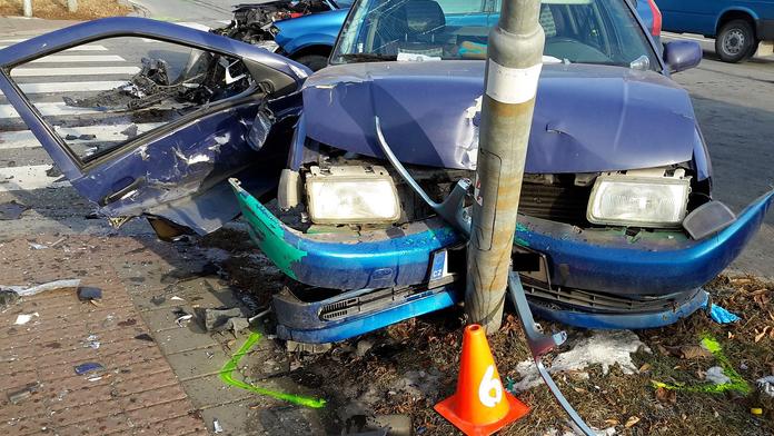 Vážná nehoda v Kroměříži: Spolujezdkyni vyprošťovali hasiči