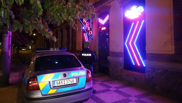 Maskovaný lupič s nožem v ruce si z herny odnesl desetitisíce