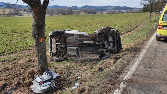 Auto skončilo ve stromě. Řidič je lehce zraněný, spolujezdec zemřel
