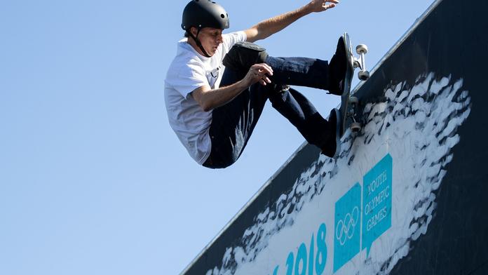 Legendární skateboardista oprášil prkno. Živým přenosem baví lidi