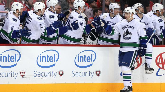 Češi v NHL: Vrbatův Vancouver porazil Carolinu s Nestrašilem