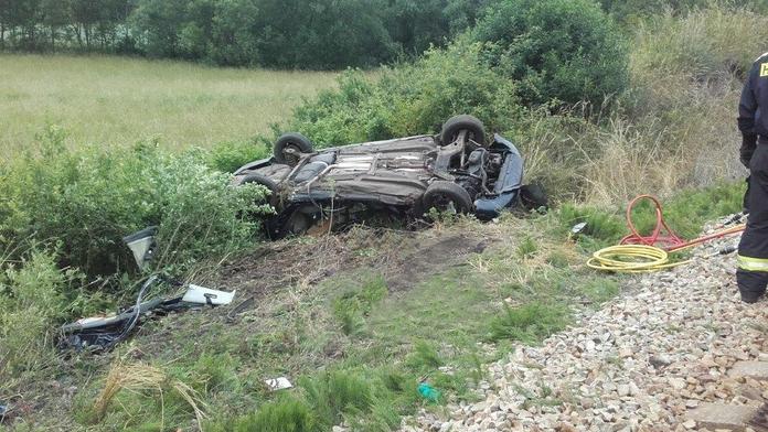 Auto na přejezdu smetl vlak, skončilo na střeše. Řidič nepřežil