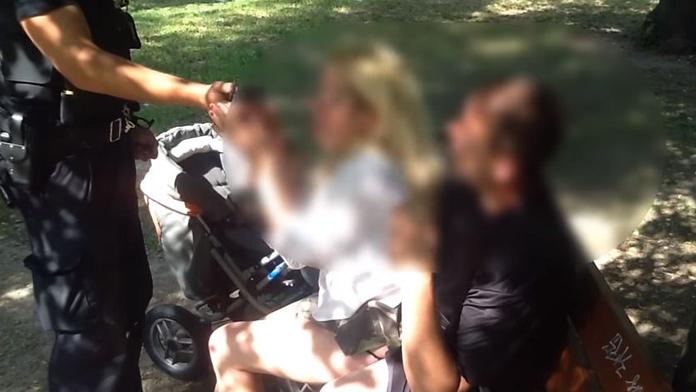 Otec spal na lavičce, dítě (2) běhalo kolem. Nadýchal skoro 3 promile
