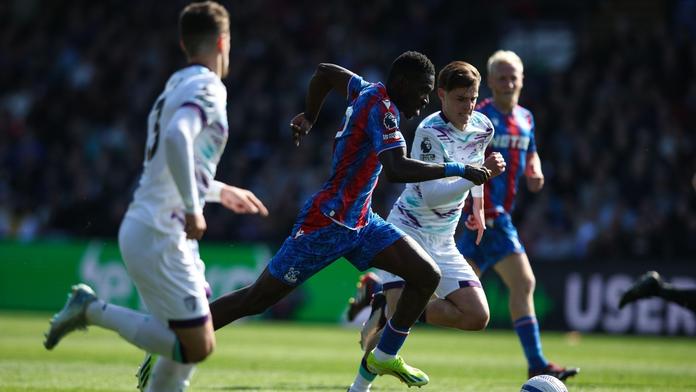 Fanynky měly posvícení. Hráč z Premier League soupeři při zápase strhnul trenky