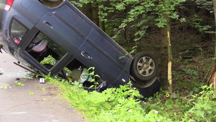 Malý zázrak: Auto na střeše, děti zachránila autosedačka!
