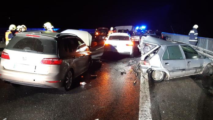 Hromadnou nehodu způsobily hořící pneumatiky, policie hledá svědky