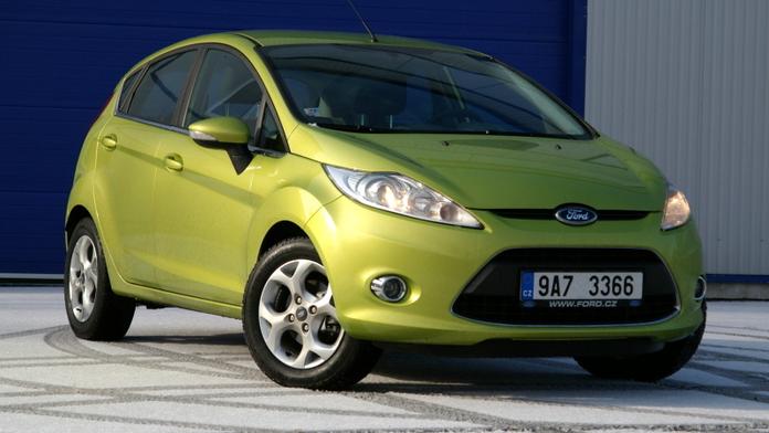 Automobilky jsou zachráněny. Lidé se perou o auta