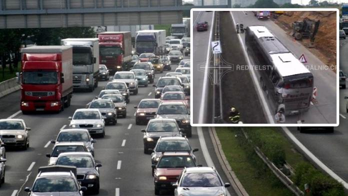 Dálnici D1 zablokovala nehoda, kamion vletěl zezadu do autobusu