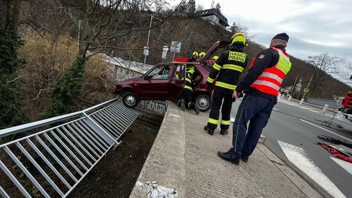 Drama na mostě. Muž prorazil zábradlí a zůstal viset ve vzduchu, zasáhl svědek