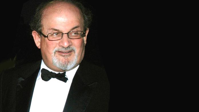 Salman Rushdie po útoku nevidí na jedno oko a má ochrnutou paži, tvrdí jeho agent