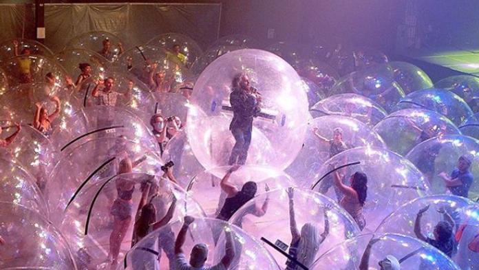 Koncert v době koronaviru! Fanoušci tancovali v obřích bublinách VIDEO