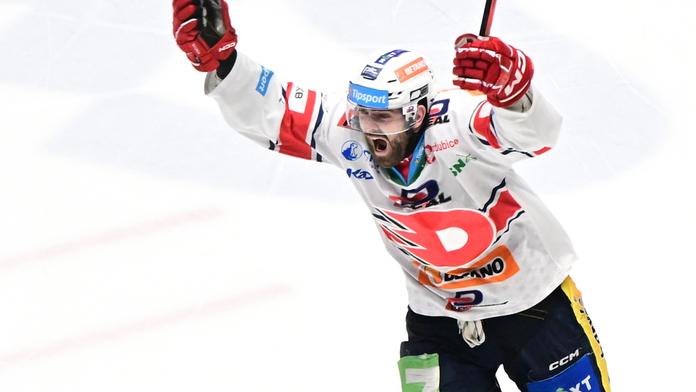 Drama ve čtvrtfinále extraligy. Pardubice vyhrály v prodloužení, Sparta na nájezdy