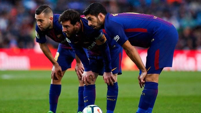 Jordi Alba (vlevo), Lionel Messi (uprostřed) a Luis Suárez (vpravo) v dresu Barcelony