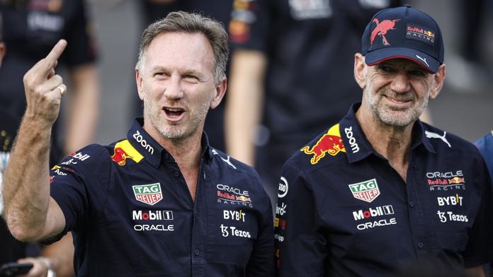 Obscénní gesto šéfa Red Bullu Christiana Hornera, vedle něj je Adrian Newey