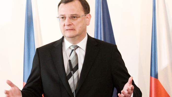 Nečas má jen těsnou většinu. Dva poslance vyšetřuje policie!
