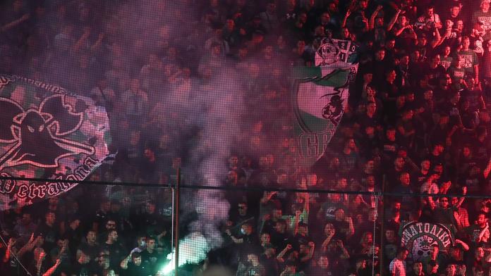 Při řádění fanoušků v Athénách byl zraněn policista, po zásahu světlicí zemřel