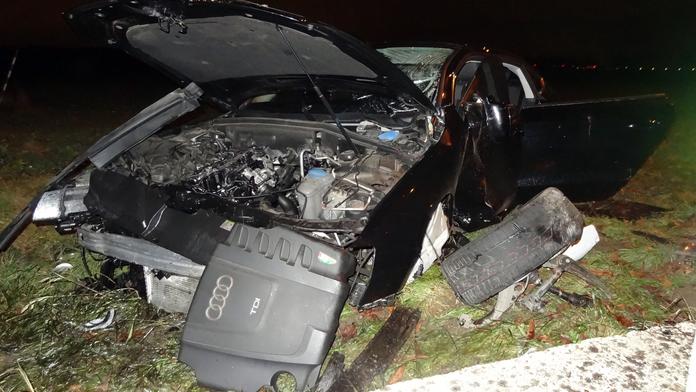 Mladý řidič rozbil luxusní audi o autobusovou zastávku na kraji Prahy