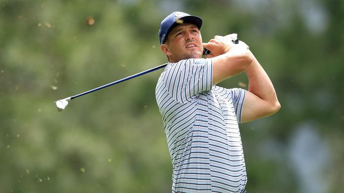 Hole-in-one přes prosklený dům. Golfista plní speciální výzvu, sledují ho miliony lidí