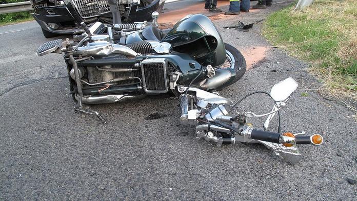 Audi v Rožnově smetlo motocykl! Motorkář na místě zemřel