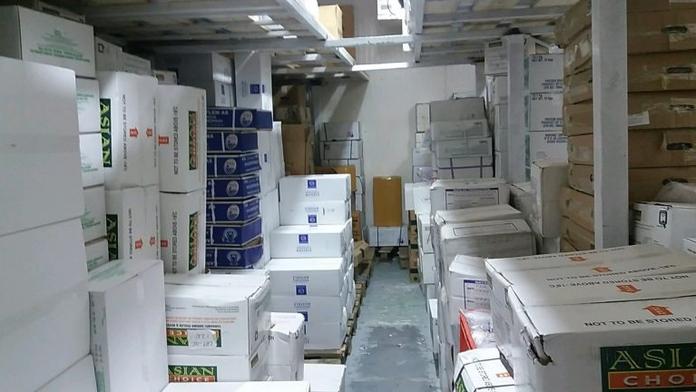 Tohle máme jíst! Dvě tuny plodů moře měli v neschváleném skladu