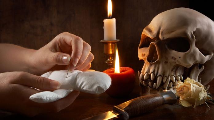 Voodoo pasáci drželi prostitutky v práci magií a zabíjením zvířat!