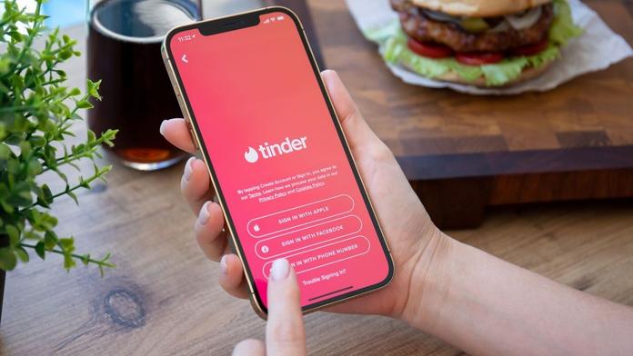 Tinder - ilustrační
