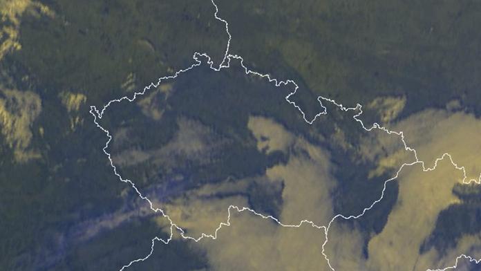 Vzteklé obří kuře nad Českem překvapilo meteorology. Vidíte ho také?