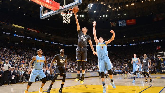 Curry se vrátil a opět zranil, hráče Denveru odvezli do nemocnice